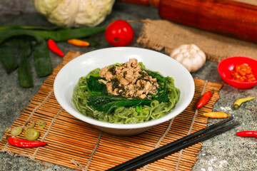 Noodles with green vegetables are suitable for vegetarians