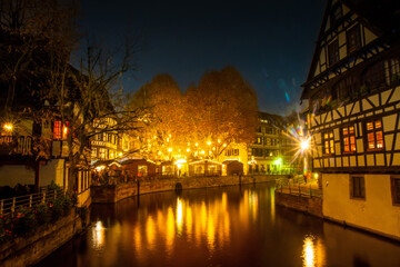 Fototapeta na wymiar Straßburg zur Weihnachtszeit: Quartier La Petite France bei Dunkelheit
