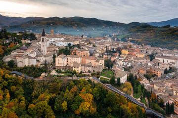 Fototapeta na wymiar view of the historic city center of Spoleto with the cathedral
