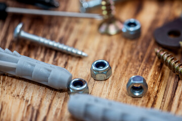 Enlarged view of various screws from above.