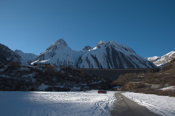 paesaggio di montagna con neve
