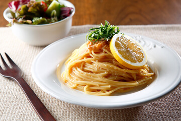 明太パスタとサラダ