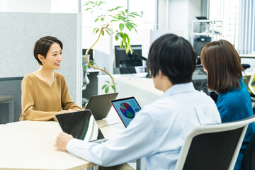 オフィスカジュアル・会議シーン