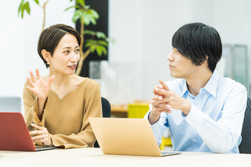 オフィスカジュアル・会議シーン