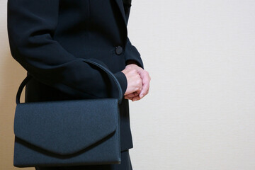 礼服を着て立つ女性　顔無し
