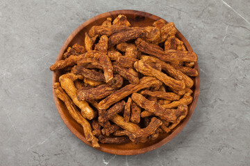 Tea boiled with stir-fried ingredients after steaming and drying the donggule.
둥굴레를 쪄서 말린 후 볶은 것을 넣고 끓인 차.