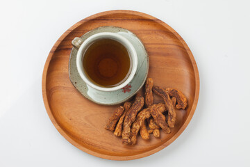 Tea boiled with stir-fried ingredients after steaming and drying the donggule.
둥굴레를 쪄서 말린 후 볶은 것을 넣고 끓인 차.