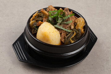 A stew boiled with spices such as potatoes, perilla seeds, green onions, and garlic in pork bones.돼지 뼈에 감자, 들깨, 파, 마늘 따위의 양념을 넣어 끓인 찌개.