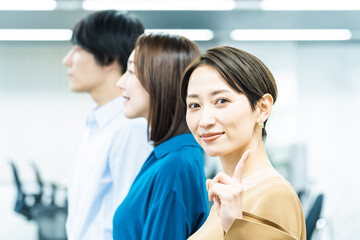 オフィスカジュアルシーン