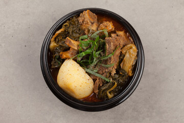 A stew boiled with spices such as potatoes, perilla seeds, green onions, and garlic in pork bones.돼지 뼈에 감자, 들깨, 파, 마늘 따위의 양념을 넣어 끓인 찌개.