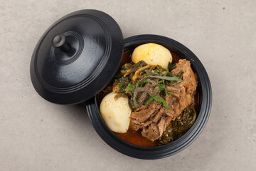 A stew boiled with spices such as potatoes, perilla seeds, green onions, and garlic in pork bones.돼지 뼈에 감자, 들깨, 파, 마늘 따위의 양념을 넣어 끓인 찌개.