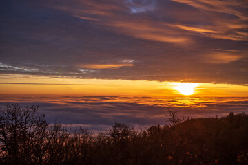 romantischer sonnenaufgang im herbst