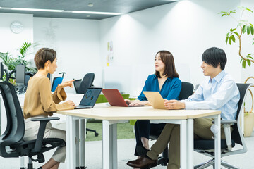 オフィスカジュアル・会議シーン