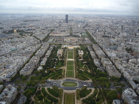 Views of Paris from above with its urban life and its impressive monuments, including the Eiffel Tower