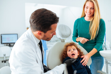 Obraz na płótnie Canvas Child at dentist with mom.