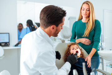 Obraz premium Young child at dentist's office.