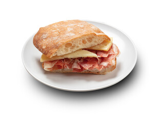  Bocadillo de jamón serrano y queso curado sobre fondo blanco. Serrano ham and cured cheese sandwich on white background.