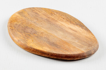 Tabla de madera ovalada sobre fondo blanco. Oval wooden board on white background.