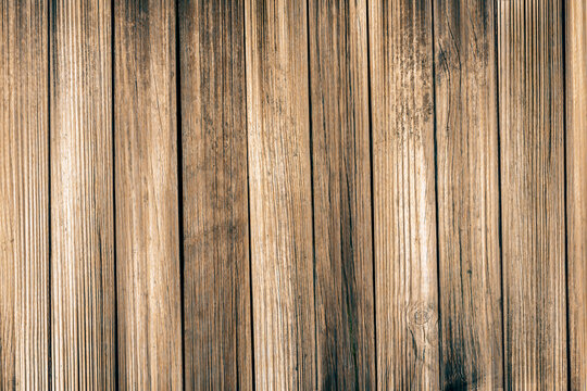 Madera de roble en tablones verticales. Oak wood in vertical planks.