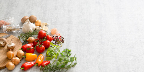 Fototapeta na wymiar 背景素材、料理イメージ　イタリアン　トマト、ハーブ、スパイス