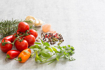 Obraz na płótnie Canvas 背景素材、料理イメージ　イタリアン　トマト、ハーブ、スパイス