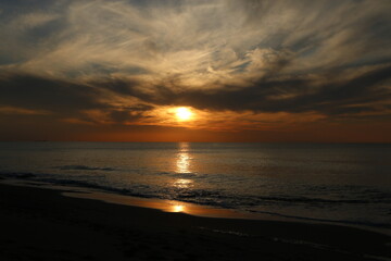 Fototapeta na wymiar sunset over the sea, beach