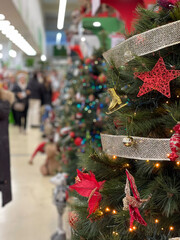 Compras de adornos de navidad en un centro comercial o grandes almacenes