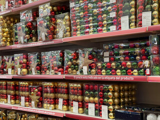 Compras de adornos de navidad en un centro comercial o grandes almacenes