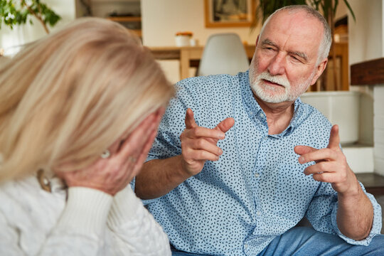 Häusliche Gewalt und Eifersucht bei Senioren Paar