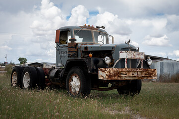 Fototapeta na wymiar Old truck abandoned in the field