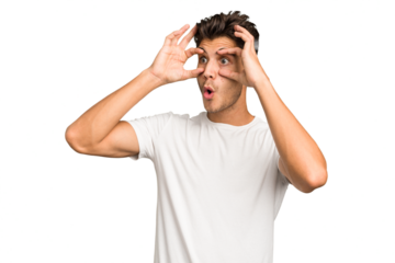 Young caucasian handsome man isolated keeping eyes opened to find a success opportunity.