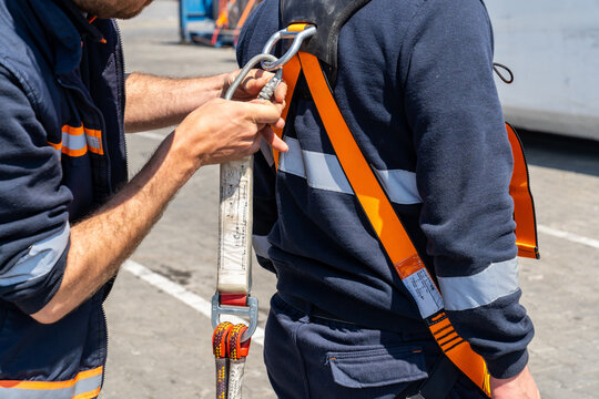 Industrial occupational safety and health practices. Safety body construction, fall gripper (Drop Arrest) device for worker with hook for safety body harness.