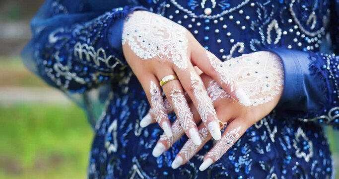 Henna art in the bride's hand. hands of Asian bride with henna art on white colour of henna. Henna adalah nama tumbuhan tertua yg digunakan sebagai kosmetik.