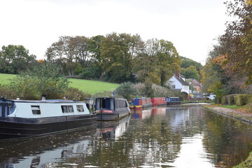 Fototapeta na wymiar canal boats docked on the side of the canal at the Stewponey in Stourton