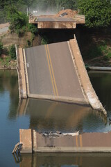 ponte caída sobre o Rio Curuçá, no Km 25 da BR-319, em Careiro, no estado do Amazonas.