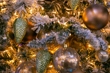 Obraz na płótnie Canvas Lots of golden Christmas balls and Christmas cones on the Christmas tree. Festive Christmas toys. Close-up. Christmas decorations. .