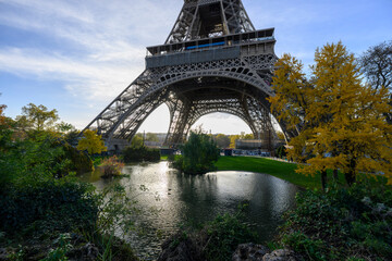Fototapeta na wymiar Torre Eiffel Parigi