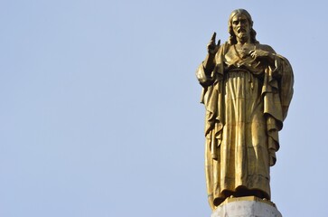 Figura de bronce de Jesús en la ciudad de Bilbao