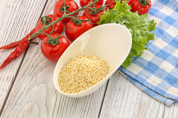 Raw sesame seeds in the bowl