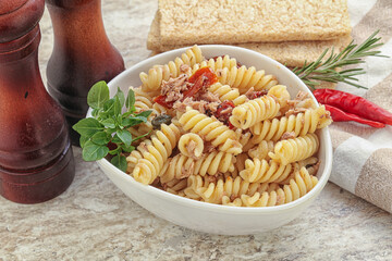 Pasta with tuna and tomato