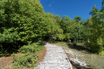 Fototapeta na wymiar Griechenland - Zagori - Monodendri - Kloster von Agia Paraskevi - Zugang 