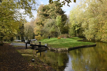 Fototapeta na wymiar the canal locks close to the stewponey wharf on the stourbridge canal