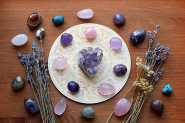 Gemstones for zodiac signs, amethysts and rose quartz on the zodiac chart. Predictions, witchcraft,...