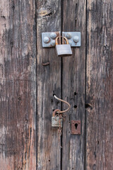 Detalle de una vieja puerta con candados