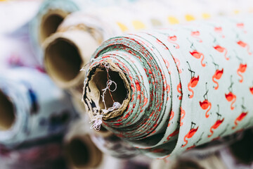Rouleaux de tissus avec des motifs colorés - Matériel de couture