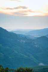 Fototapeta premium 早朝の青々と茂る大自然の山間部風景 タイ・チェンライ