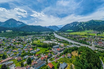 Ausblick ins Tiroler Lechtal, eine ideale Region zum Wandern und Radfahren in alpiner Landschaft
