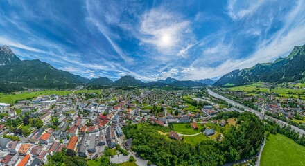 Ausblick ins Tiroler Lechtal, eine ideale Region zum Wandern und Radfahren in alpiner Landschaft