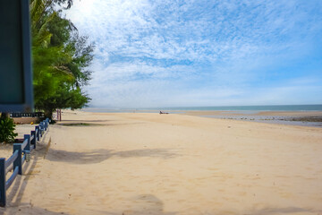 Fototapeta na wymiar A beautiful scenery of blue sea, white sand and quiet beach at Hua Hin always attracts tourists.