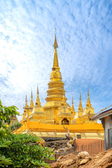 Naklejka premium Landscape view of Wat Koh Pha Doh Koh Pha Doh temple with Maha Chedi, the golden pagoda on the top of the mountain, Chiang Mai, Thailand.